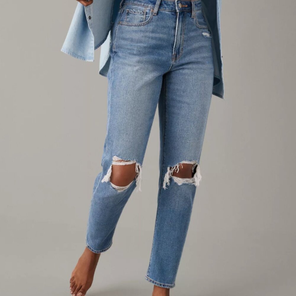 NWT American Eagle Outfitters Ripped Mom Jean - Size 12
